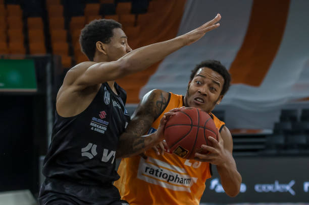 为年轻前锋 为年轻前锋